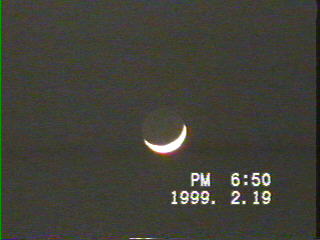 [Fig.2 The Moon at 19 Feb.1999 with earthshine]
